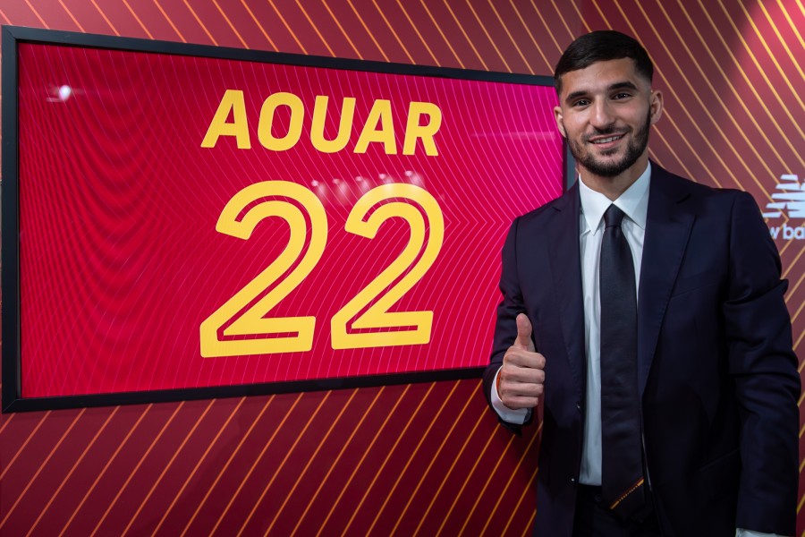 Houssem Aouar posa nella sala conferenze a Trigoria