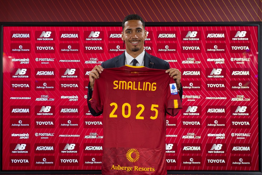 Chris Smalling posa con la maglia dell'annuncio del suo rinnovo