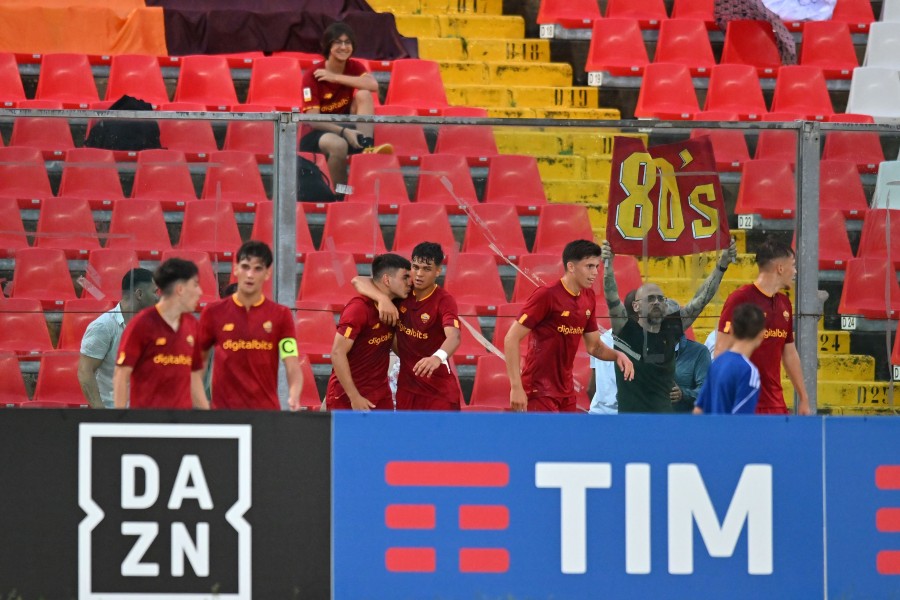 L'esultanza dei giocatori dell'Under 17 dopo il gol di Feola