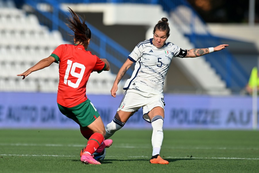 Elena Linari in campo con l'Italia