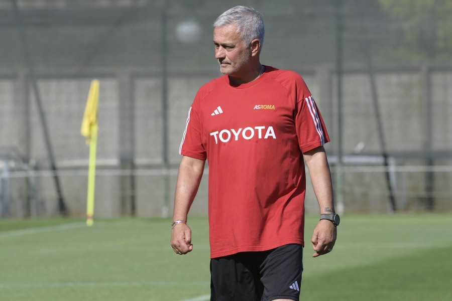 José Mourinho durante una seduta di allenamento a Trigoria