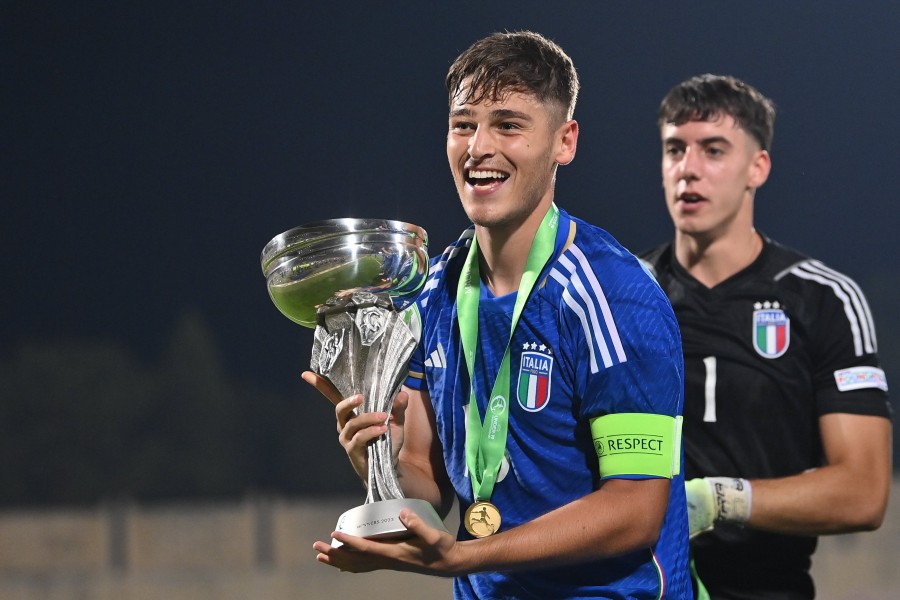 Faticanti e Mastrantonio con la coppa dell'Europeo Under 19