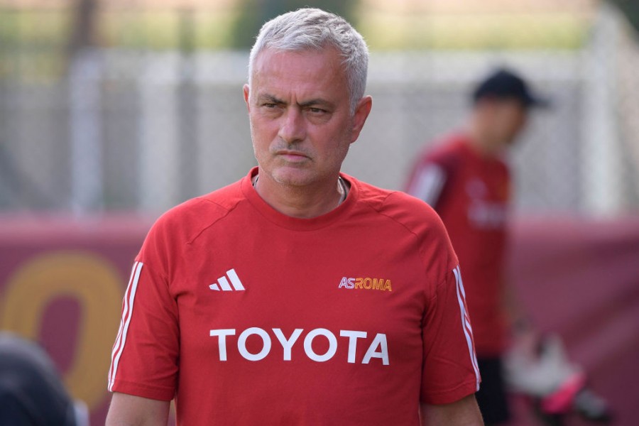 Mourinho durante l'allenamento di ieri