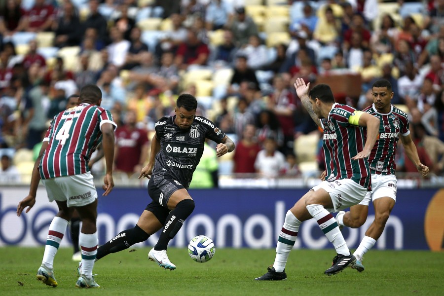 Marcos Leonardo in azione con il Santos