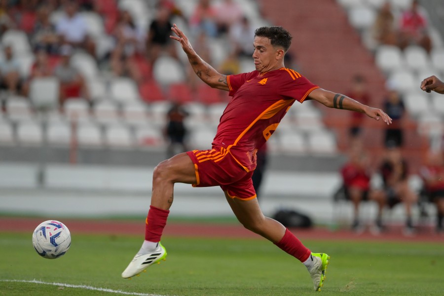 Dybala in campo con la maglia della Roma