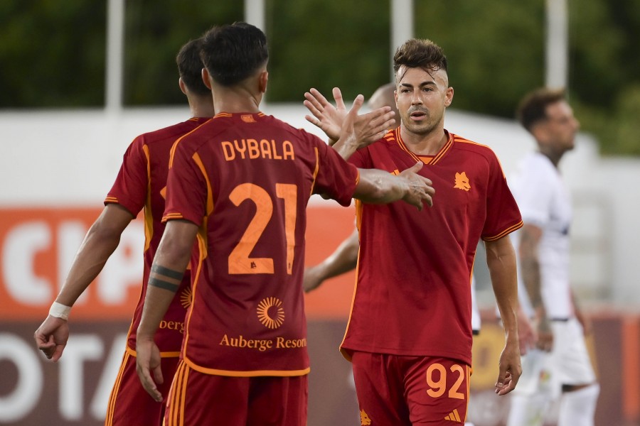 L'esultanza di Dybala ed El Shaarawy durante Roma-Estrela Amadora