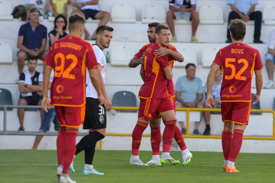 Andrea Belotti festeggiato dai compagni