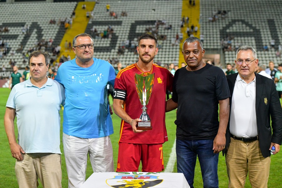 Lorenzo Pellegrini con il trofeo vinto con il Farense