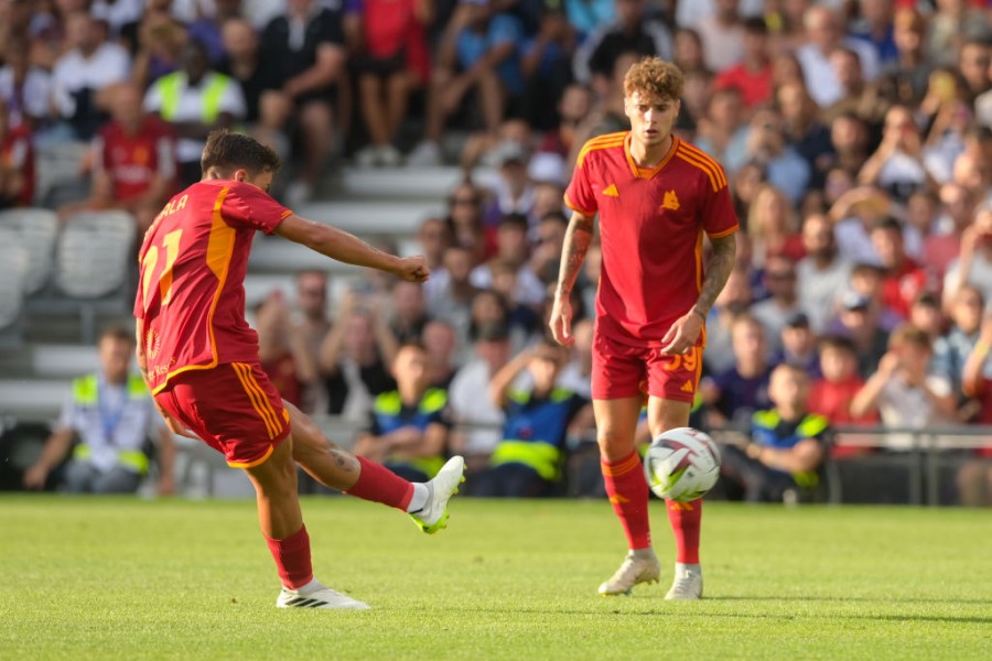 Paulo Dybala calcia in porta la punizione vincente