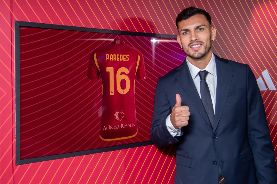 Leandro Paredes posa vicino alla sua nuova maglia