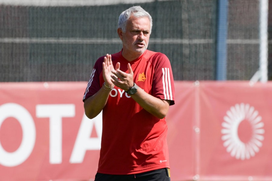 José Mourinho durante una seduta di allenamento a Trigoria