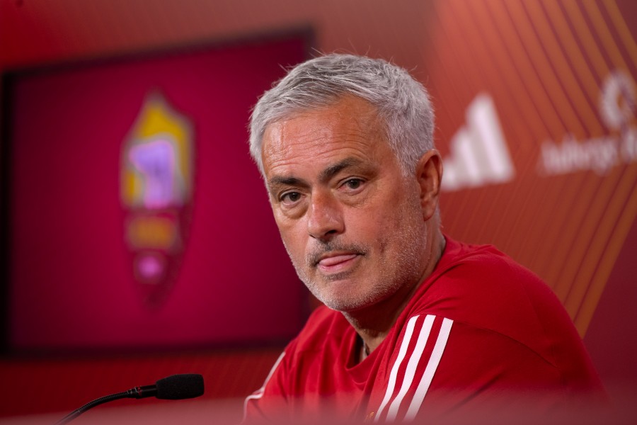 José Mourinho in conferenza stampa a Trigoria