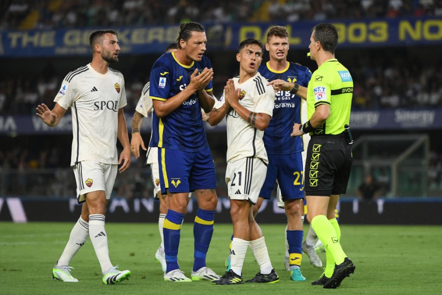 Dybala e Cristante a colloquio con l'arbitro durante Verona-Roma