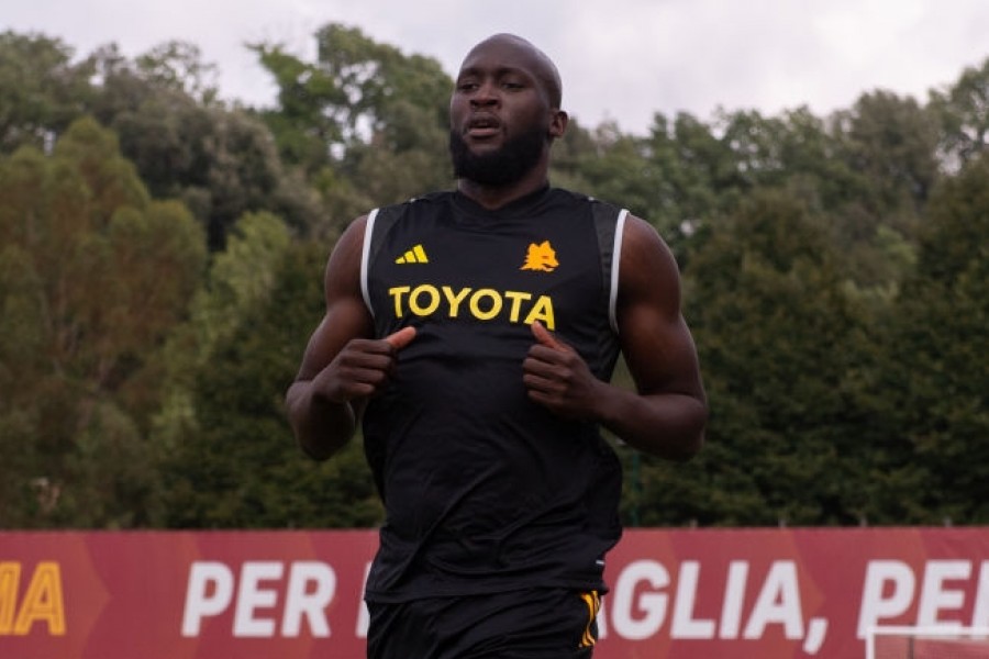 Lukaku in campo a Trigoria per il primo allenamento