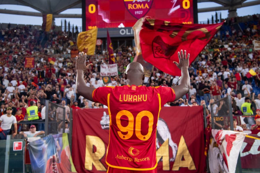 Lukaku posa davanti alla Curva Sud