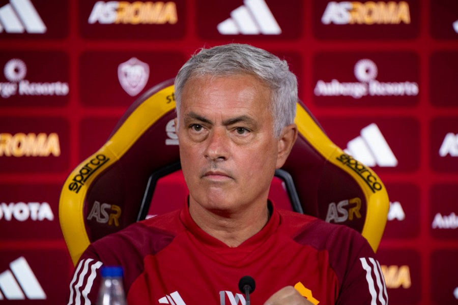 Mourinho durante una conferenza stampa