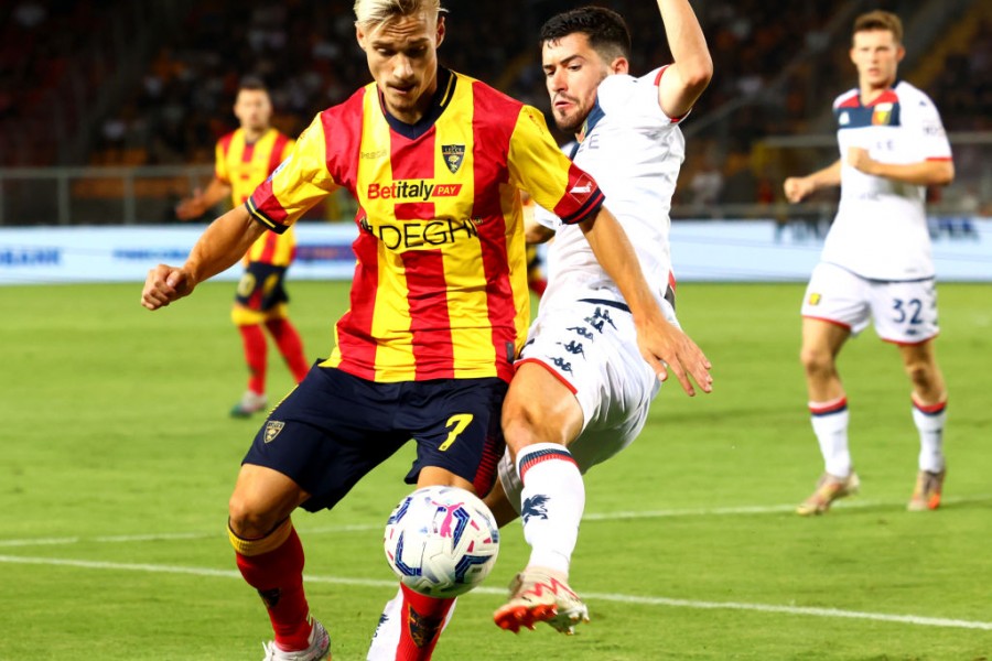 Aaron Martin durante Lecce-Genoa 