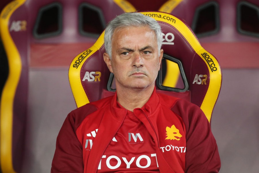 Mourinho in panchina durante una partita della Roma