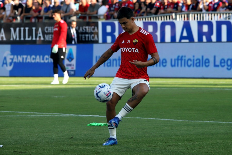 Dybala durante il riscaldamento di Cagliari-Roma