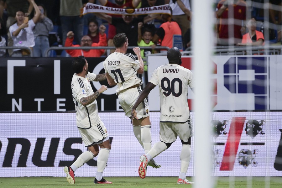 Andrea Belotti e Romelu Lukaku festeggiano il gol a Cagliari