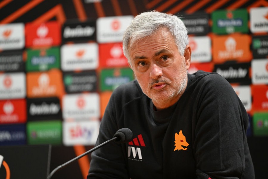 Mourinho in conferenza stampa con la Roma