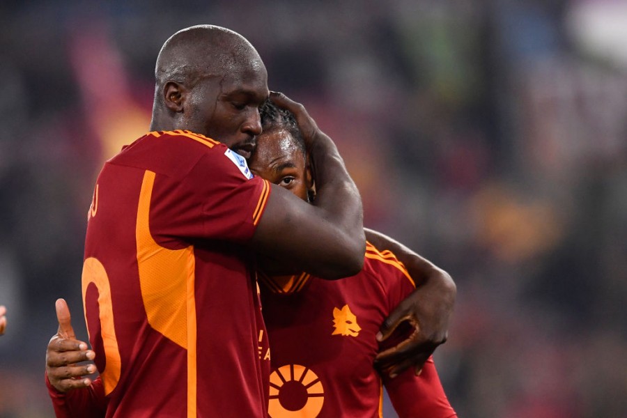 Lukaku e Sanches si abbracciano dopo il gol del belga contro il Lecce