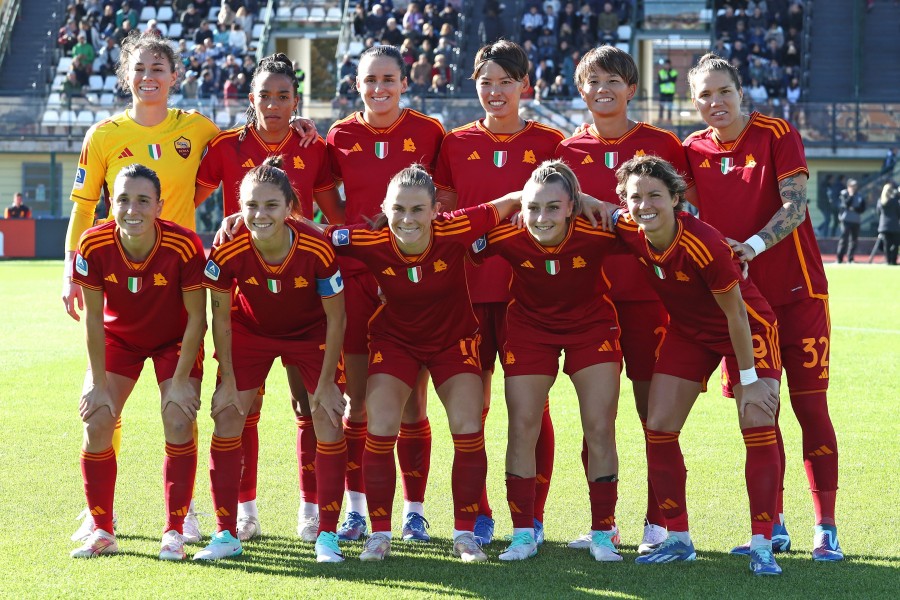 La Roma Femminile prima del calcio d'inizio con la Juventus