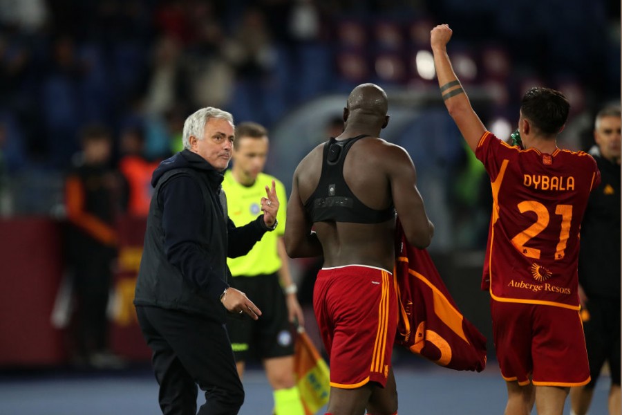 Mourinho insieme a Lukaku e Dybala