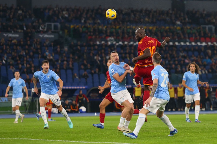 Mourinho in panchina durante una partita della Roma