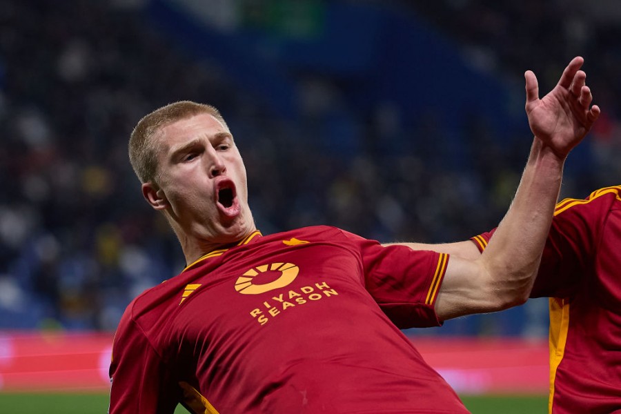 Rasmus Kristensen esulta con la maglia della Roma