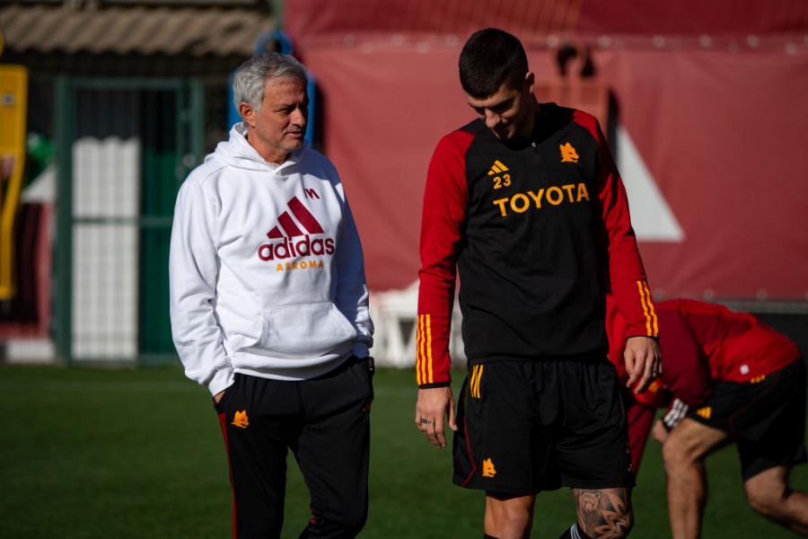 Mourinho e i suoi giocatori durante un allenamento della Roma