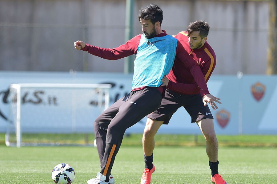 Nicolas Spolli in azione a Trigoria con Kostas Manolas 