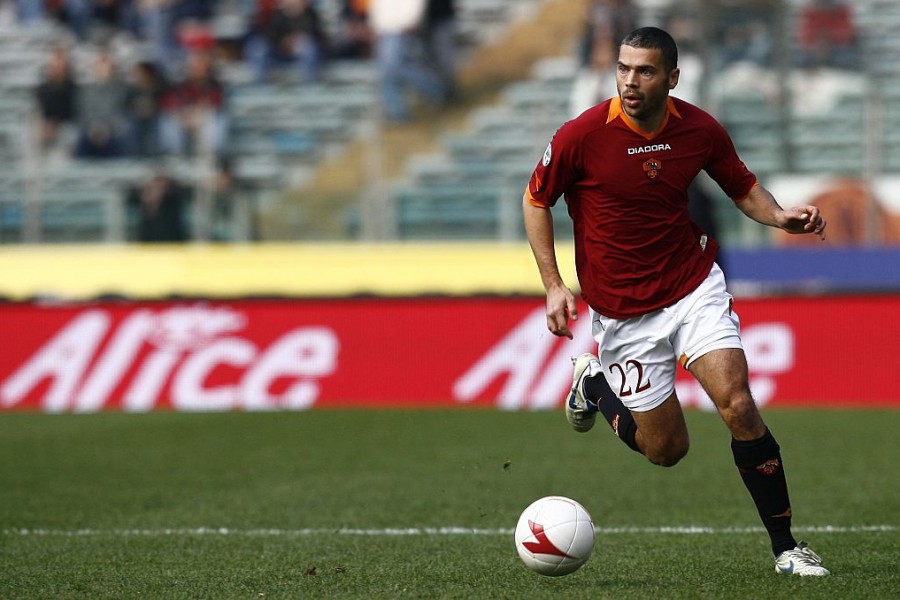 Tonetto in campo con la maglia giallorossa in un Roma-Cagliari