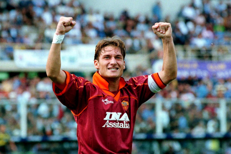 L'esultanza di Totti dopo un gol in Fiorentina-Roma del 1999