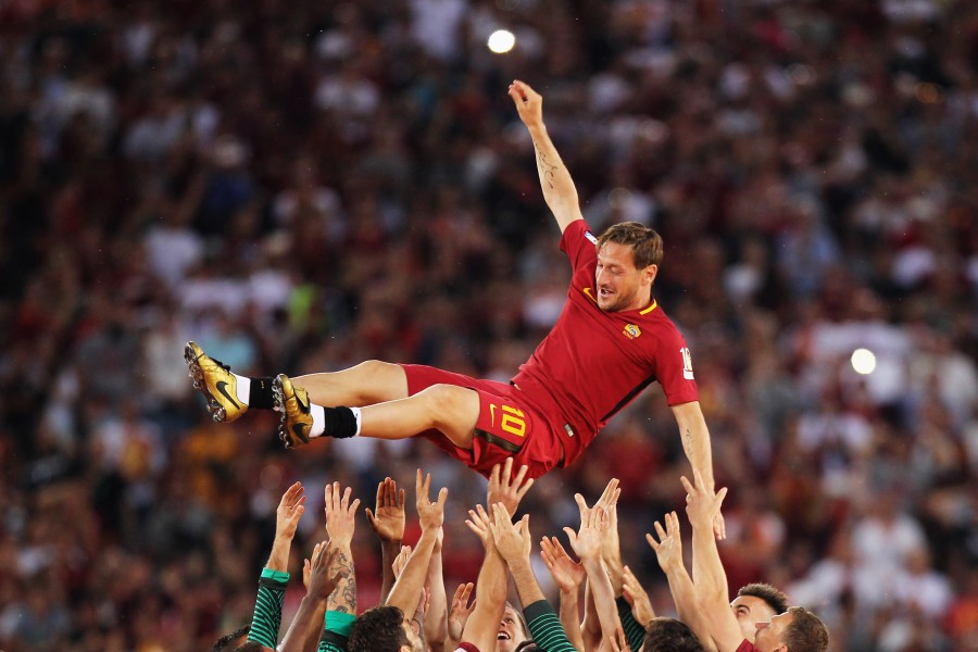 Francesco Totti al termine della sua ultima partita con la maglia della Roma 