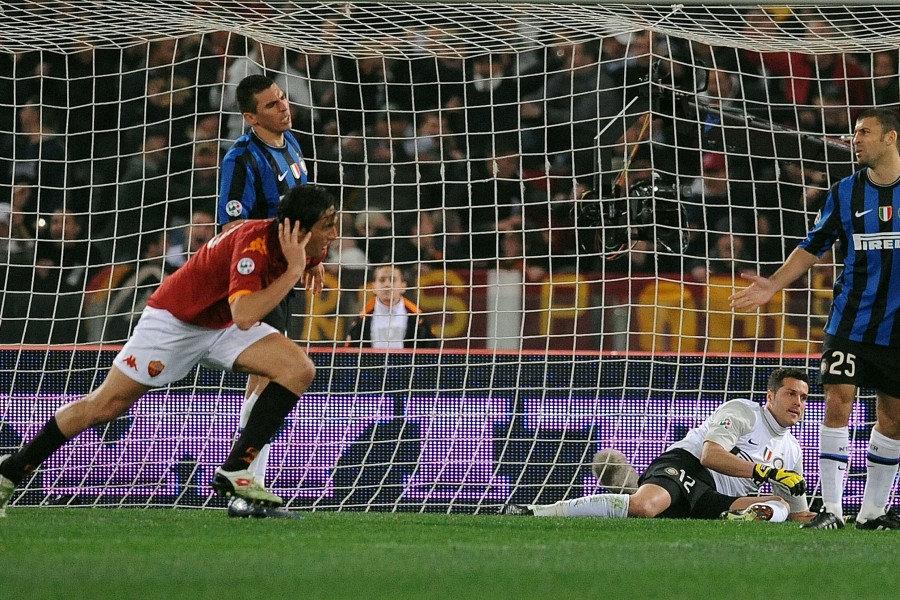 Il gol di Toni in Roma-Inter 2-1 del 27 marzo 2010