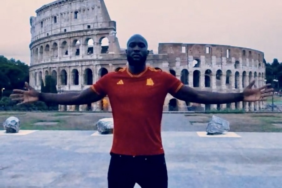 Romelu Lukaku posa davanti al Colosseo