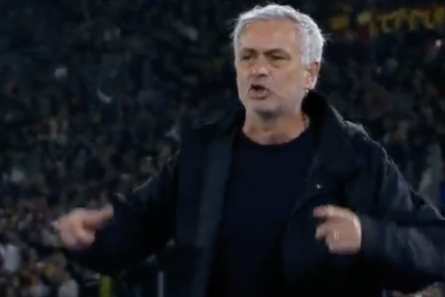 Mourinho durante le proteste a Massa