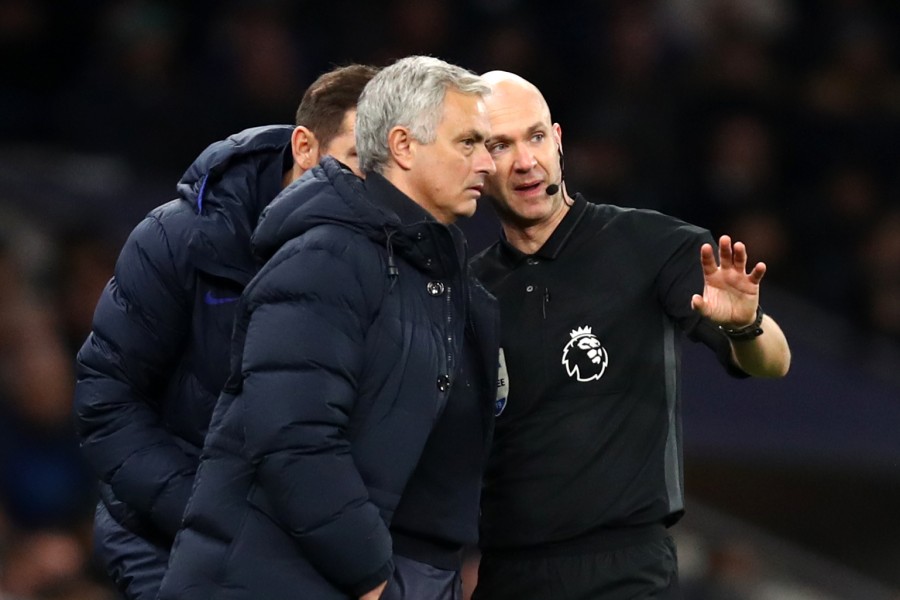 Mourinho alle prese con un colloquio insieme all'arbitro Taylor