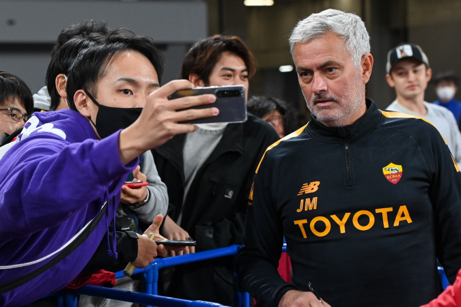 Mourinho con i tifosi dopo l'allenamento