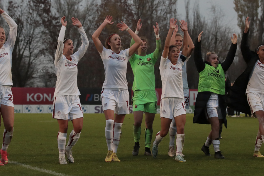 La Roma Femminile esulta dopo la vittoria contro il Milan