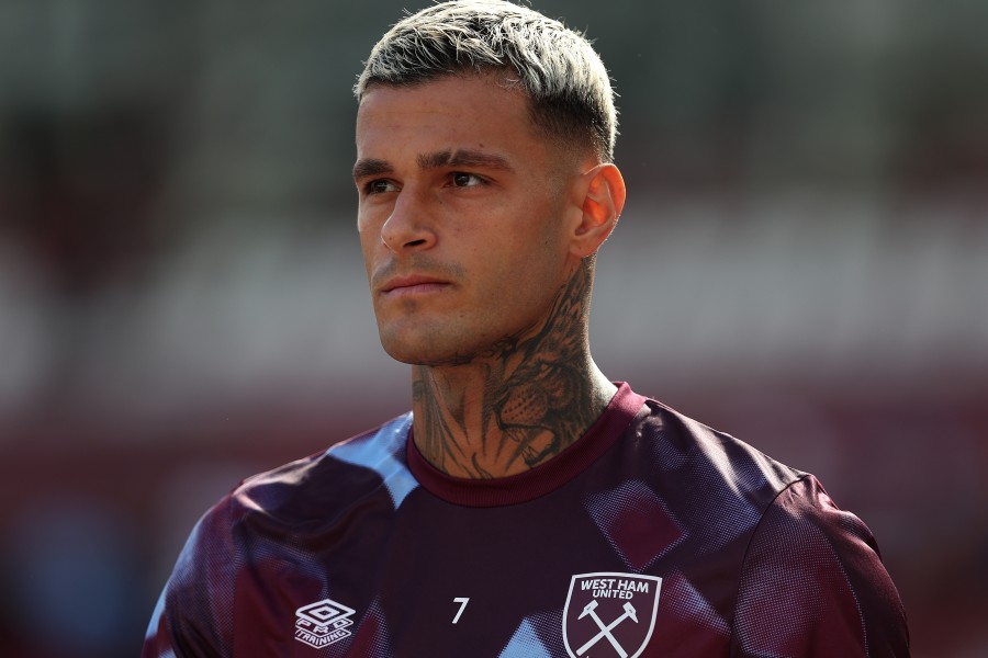 Scamacca durante una partita con il West Ham