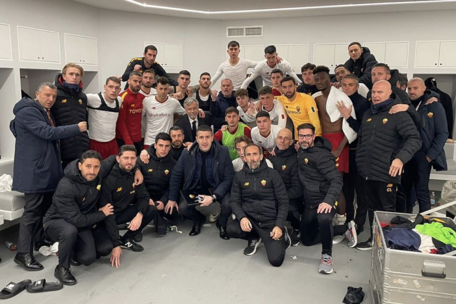 La foto di gruppo dopo la sconfitta con il Napoli
