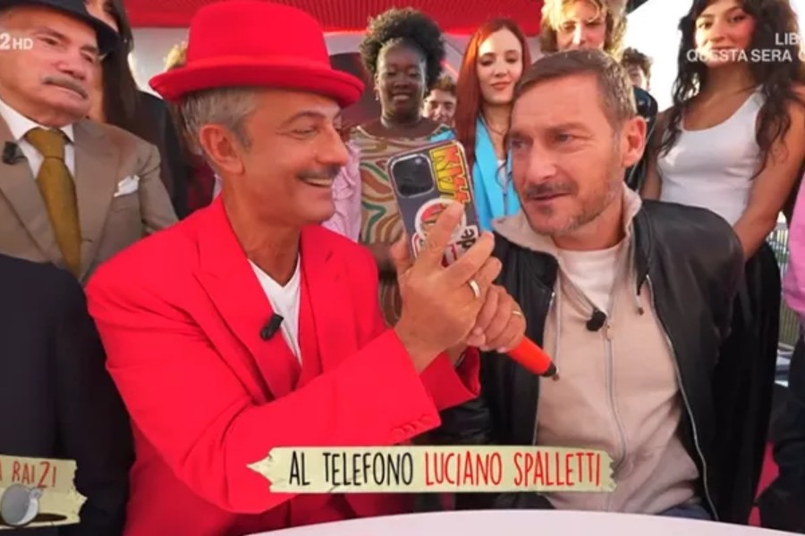 Rosario Fiorello e Francesco Totti durante il programma VivaRai2