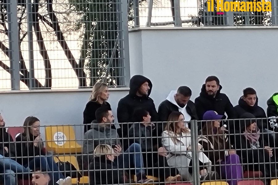 Francesco Totti sulle tribune del centro sportivo Fulvio Bernardini