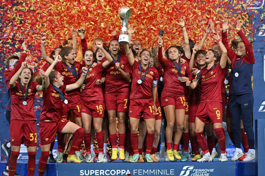 Le ragazze della femminile alzano la Supercoppa al cielo del Tardini