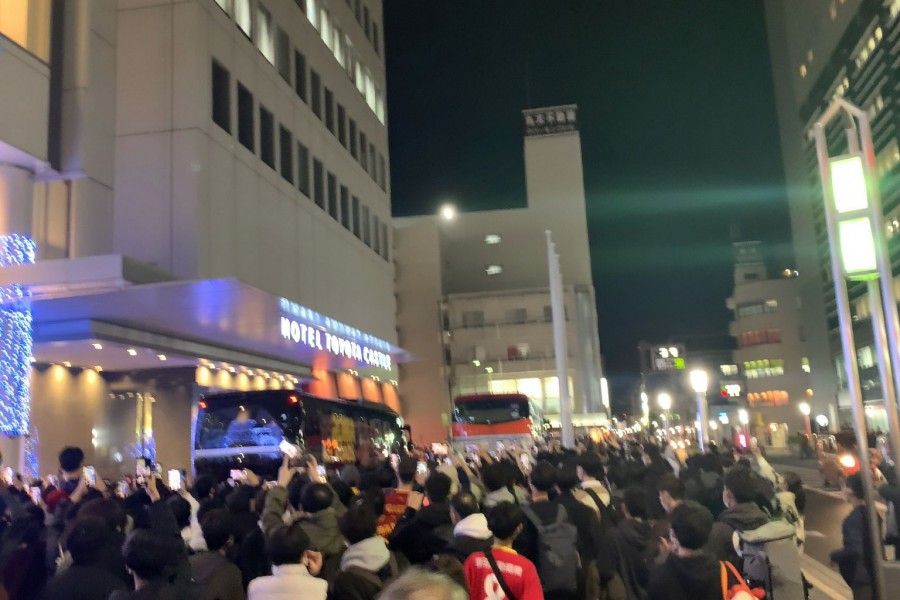 I tifosi all'esterno dell'albergo della Roma a Nagoya