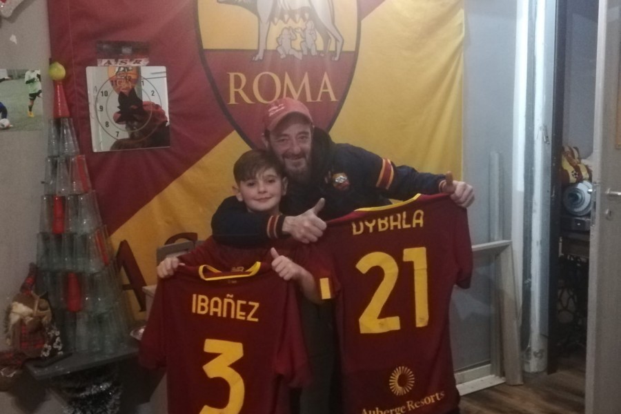 Flavio e il papà posano con le maglie donate dai calciatori giallorossi