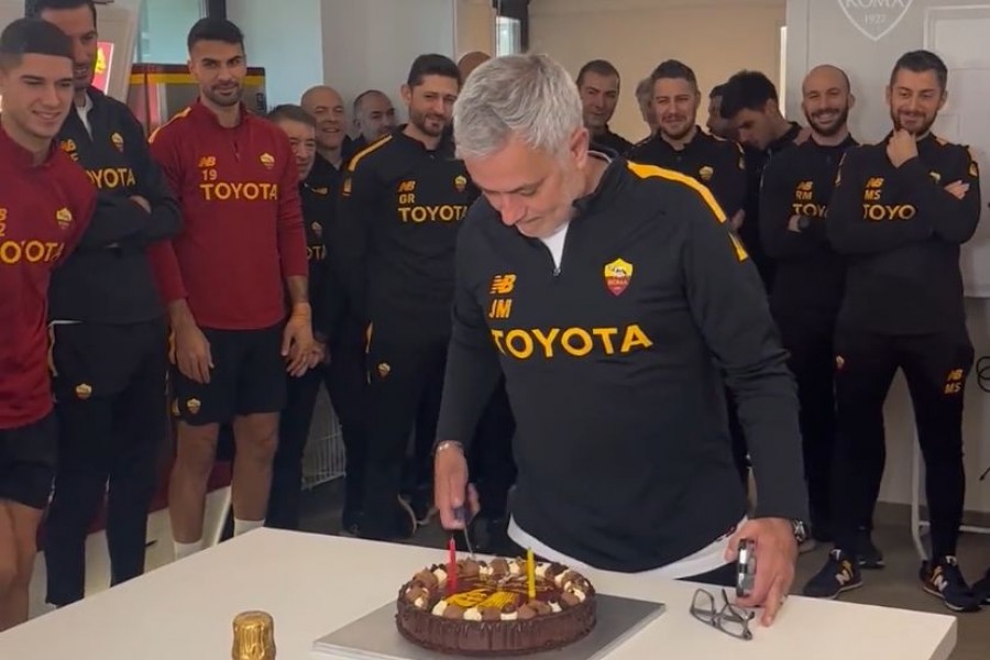 José Mourinho taglia la torta a Trigoria