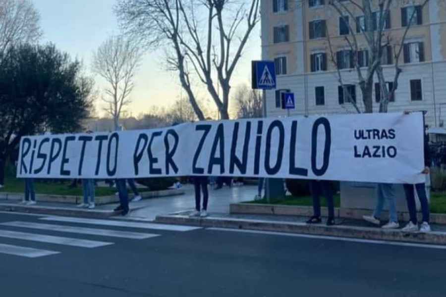 Lo striscione apparso a Ponte Milvio